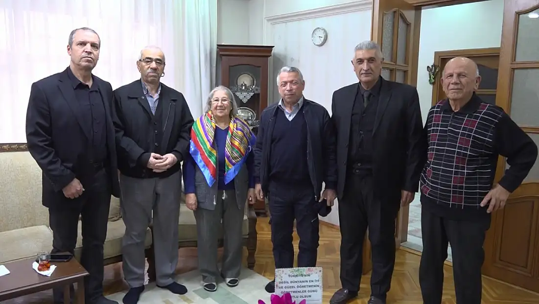 51 Yıl Sonra Duygusal Buluşma: Eski Öğrencilerinden Emekli Öğretmene Sürpriz Ziyaret