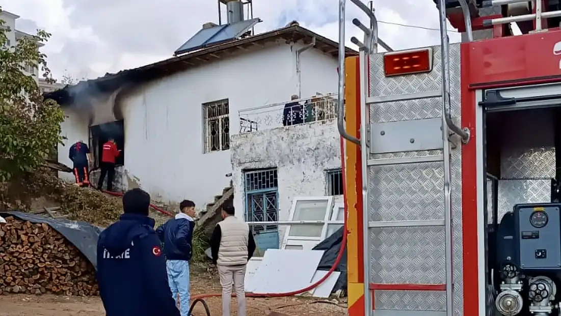 Akçadağ’da Ev Yangını Korkuttu: İtfaiye Alevleri Kontrol Altına Aldı