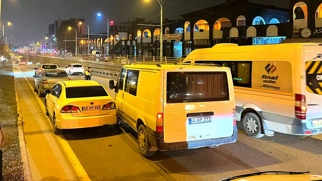 Alt Geçit Girişinde Zincirleme Kazalar Trafiği Aksattı