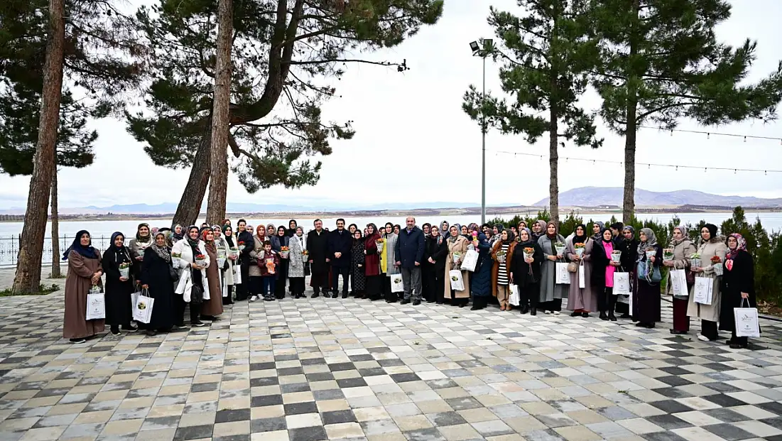Başkan Taşkın Ak Parti Kadın Kolları Mahalle Başkanları Toplantısına Katıldı