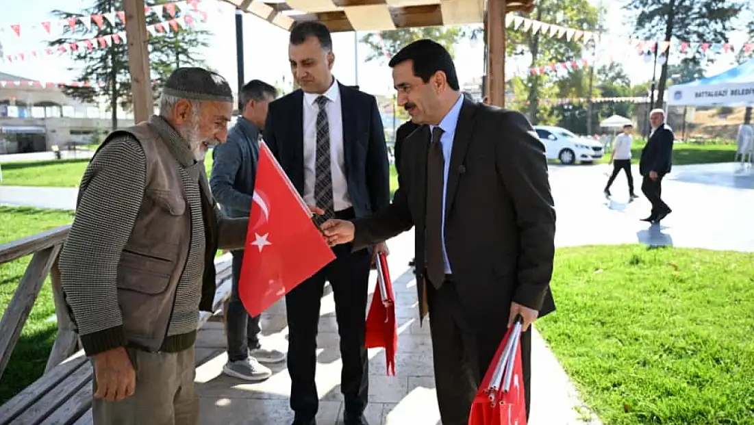 Battalgazi’de Cumhuriyet Coşkusu: Başkan Taşkın Vatandaşlara Türk Bayrağı Hediye Etti