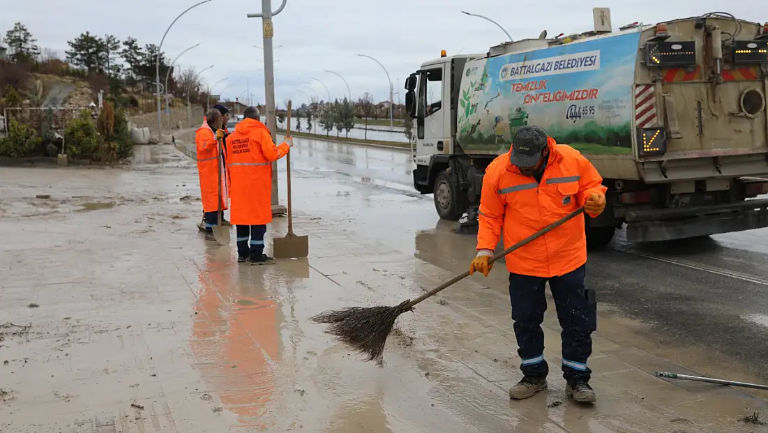 Battalgazi’de Yağmur Sonrası Seferberlik: Pınarbaşı Göleti Çamurdan Arındırıldı