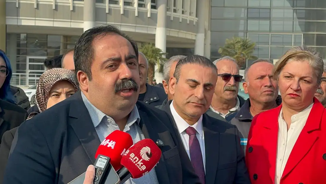 CHP’den Büyükşehir Belediyesi Önünde Kütüphane Açıklaması