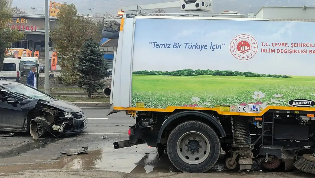 Çöp Kamyonuna Arkadan Çarptı, Ölümden Döndü