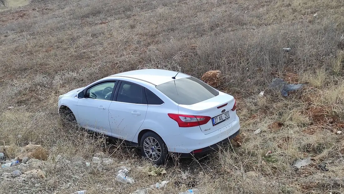Doğanşehir’de Trafik Kazası: Otomobil Şarampole Uçtu, 2 Yaralı