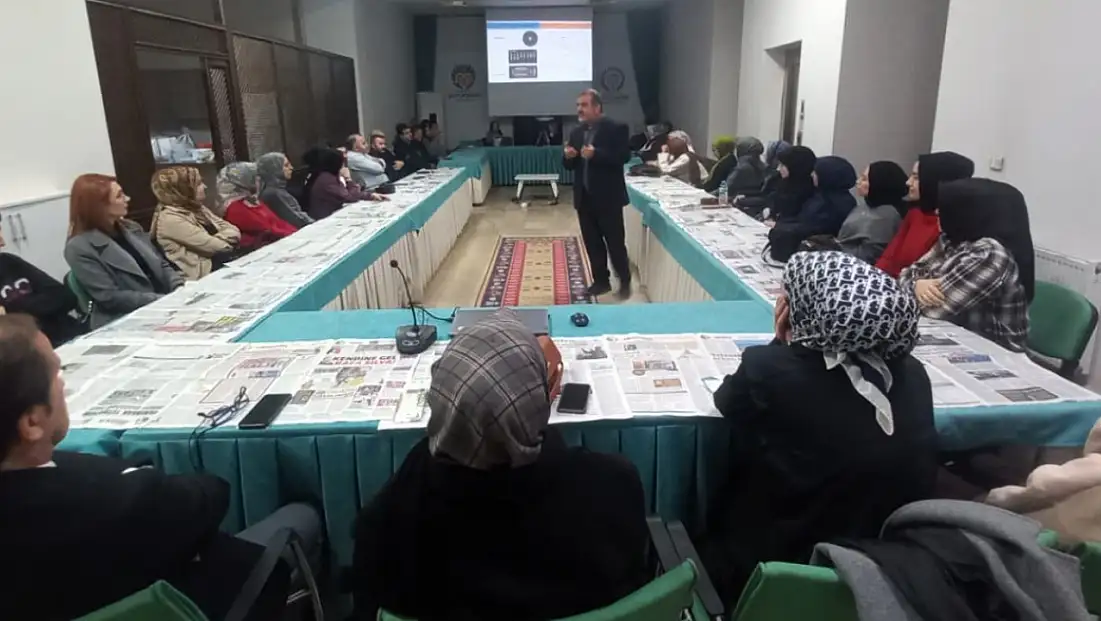 “FotoKültür’de ‘Fotoğraflıyorum’ Söyleşisi: Işığı Okumak ve Hikâyeyi Görmek”