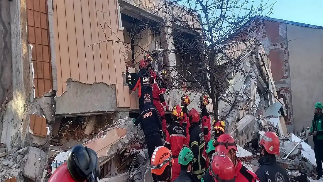 Gebze’de çöken binada aynı aileden 4 kişi hayatını kaybetti