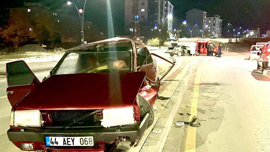 Hanımınçiftliği Mahallesi’nde İki Otomobil Çarpıştı: 3 Yaralı