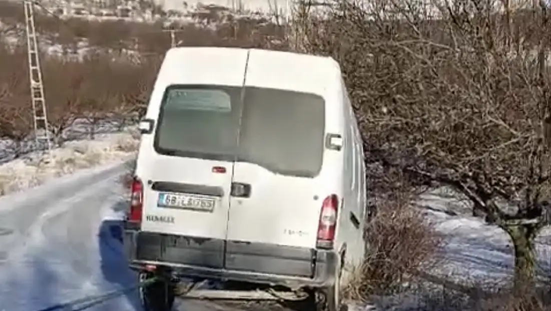 Her Kış Aynı Tehlike: Kurşunlu’da Minibüs Facianın Eşiğinden Döndü