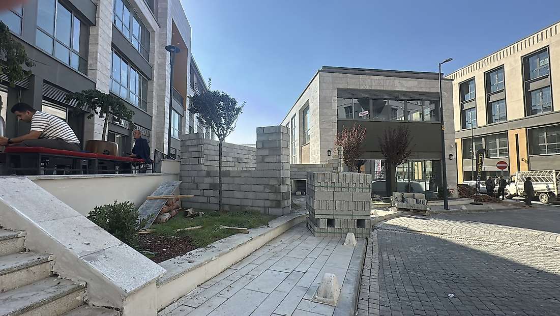 Malatya Çarşısında Yeşil Alana Yapılan Muhtarlık Ofisi Vatandaş Tepkisiyle Yıkıldı
