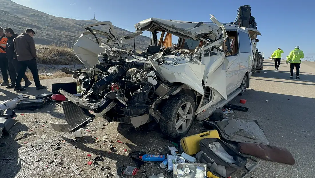 Malatya’da Feci Kaza: Minibüs Tıra Çarptı, 3 Kişi Hayatını Kaybetti