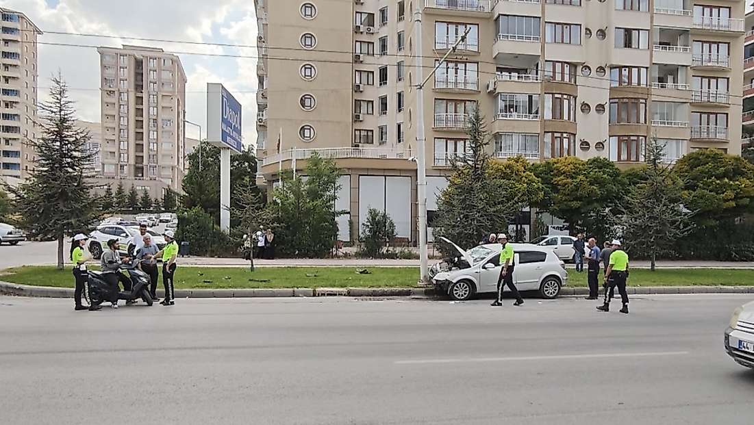 Malatya’da otomobil trambüs direğine çarptı: 2’si çocuk 4 yaralı
