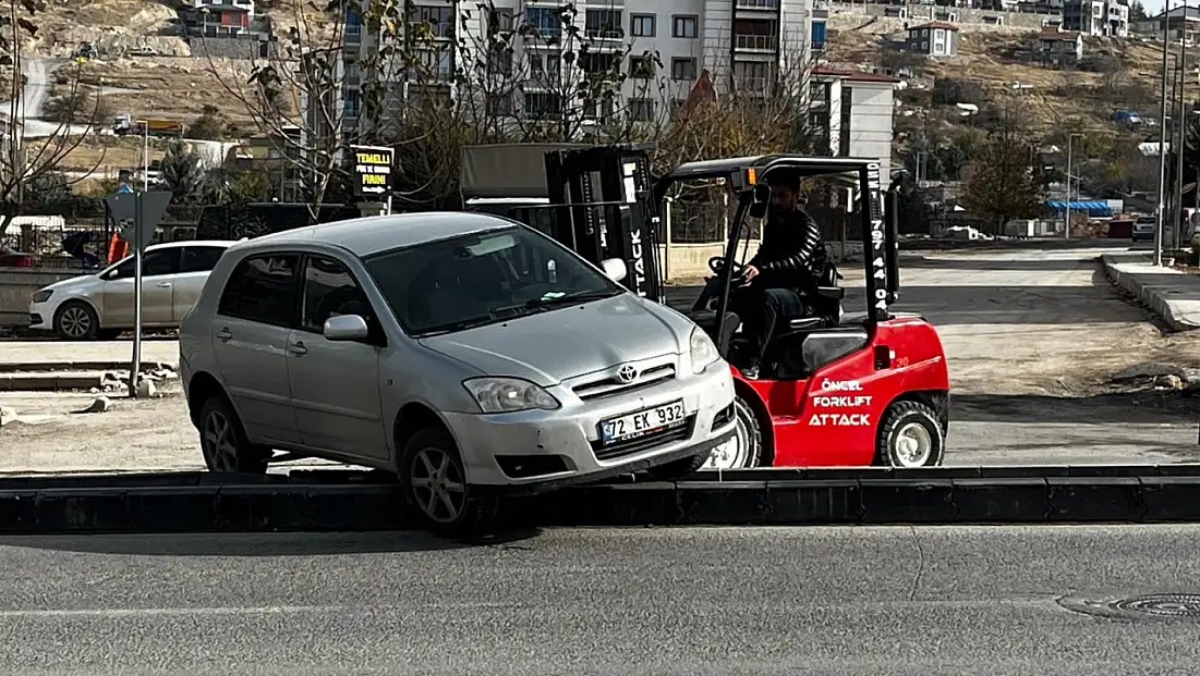 Malatya’da Refüje Çıkan Otomobil Forklift Operasyonu İle İndirildi