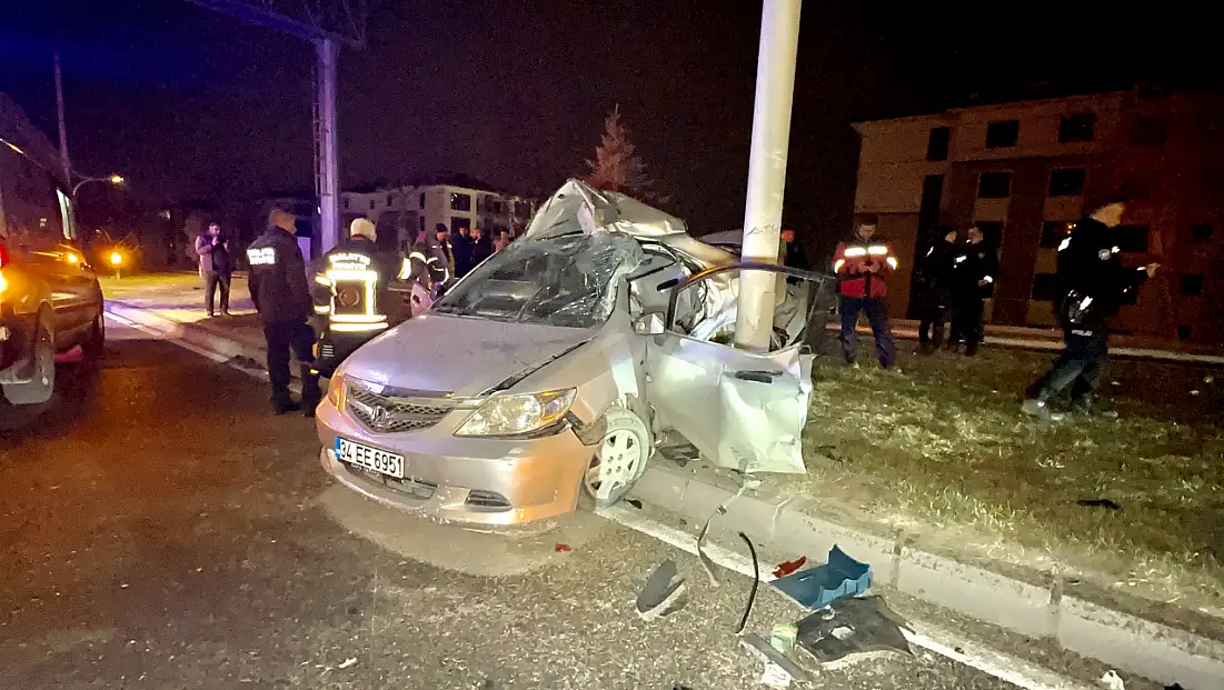 Malatya’da trambüs direğine çarpan otomobilde 1 ölü, 1 ağır yaralı