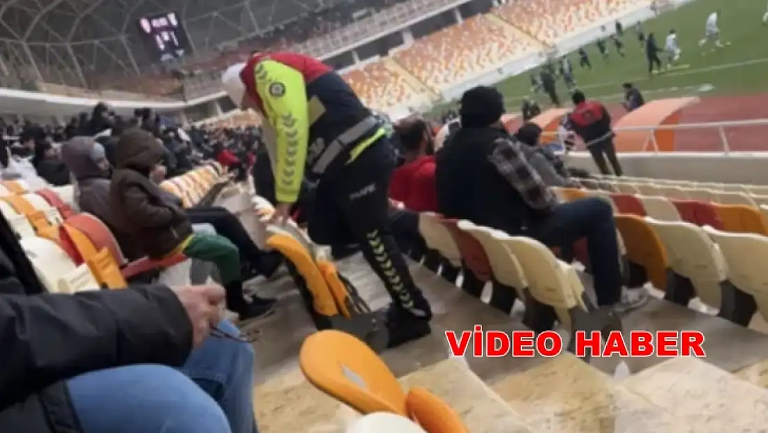 Malatya’da Tribünleri Isıtan Hareket: Polis, Üşüyen Minik Taraftara Çoraplarını Giydirdi