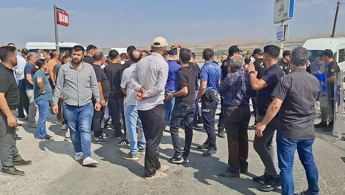 Ölümlü Kazanın Ardından Halk Yola İndi: 'Daha Kaç Can Gidecek?'