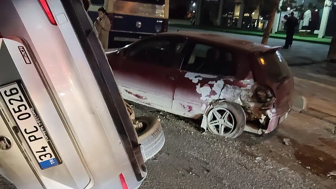 Park Halindeki Araca Çarpan Otomobil Ters Döndü: Sürücü Kaçtı