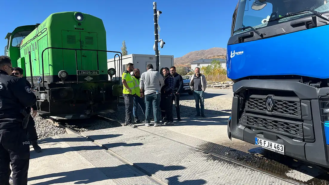 Raylarda Tehlike: Doğanşehir’de Tır, Yük Trenine Çarptı