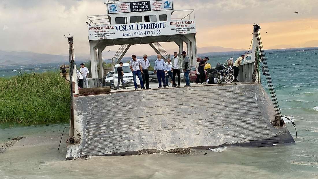 Şiddetli Fırtına Feribotu Karaya Oturttu: Yolcular Tahliye Edildi