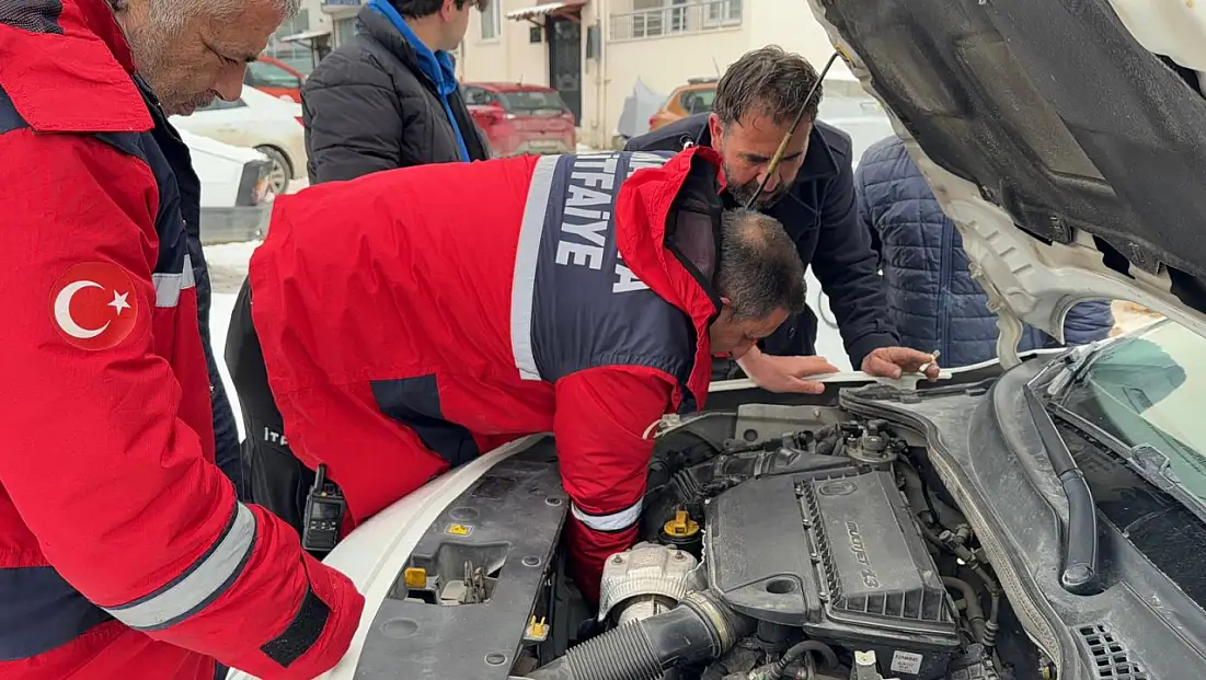 Soğuktan Kaputa Sığınan Kedi İtfaiye Tarafından Kurtarıldı