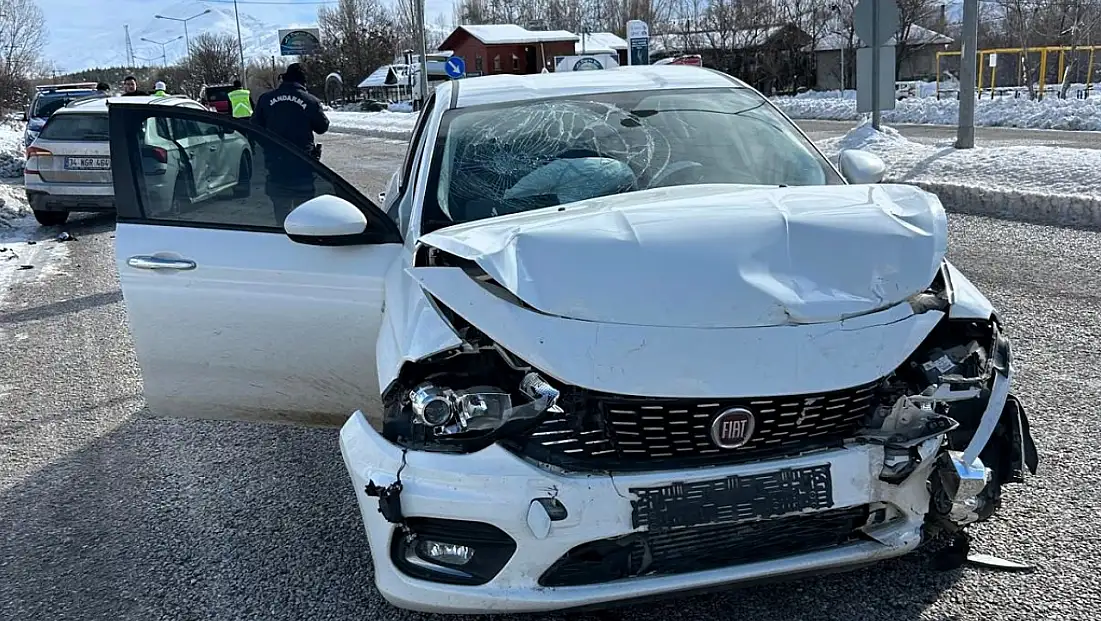 Sürgü Mevkiinde Çift Araçlı Kaza: 3 Yaralı