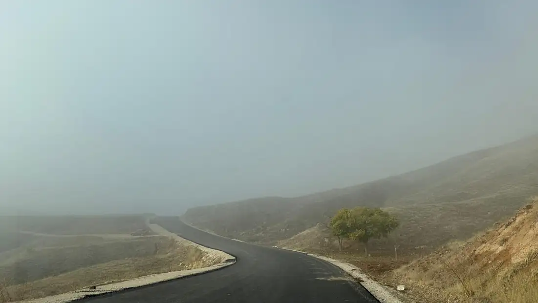 Tepeköy’de Çizgisiz Yol Endişesi: Sisle Birleşince Risk Katlandı