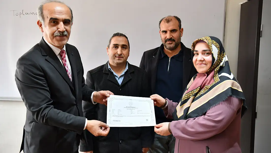 Topsöğüt’te Okuma Yazma Sevinci: Kursiyerlere Belgeleri Törenle Verildi