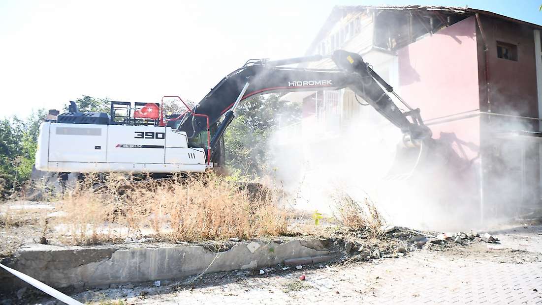 Yeşilyurt’ta Metruk Yapılara Geçit Yok: Bir Yapı Daha Yıkıldı