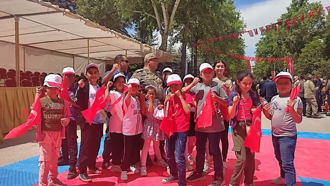 2'nci  Ordu İstihkam Alay Komutanı, Albay Mehmet Bahtiyar 19 Mayıs Töreni'nde Sporcuları Tebrik Etti