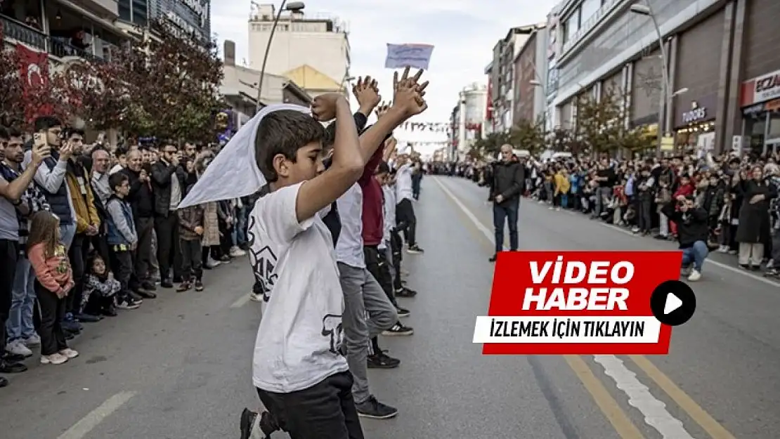 500 kişi 'baş bar' gösterisi yaptı