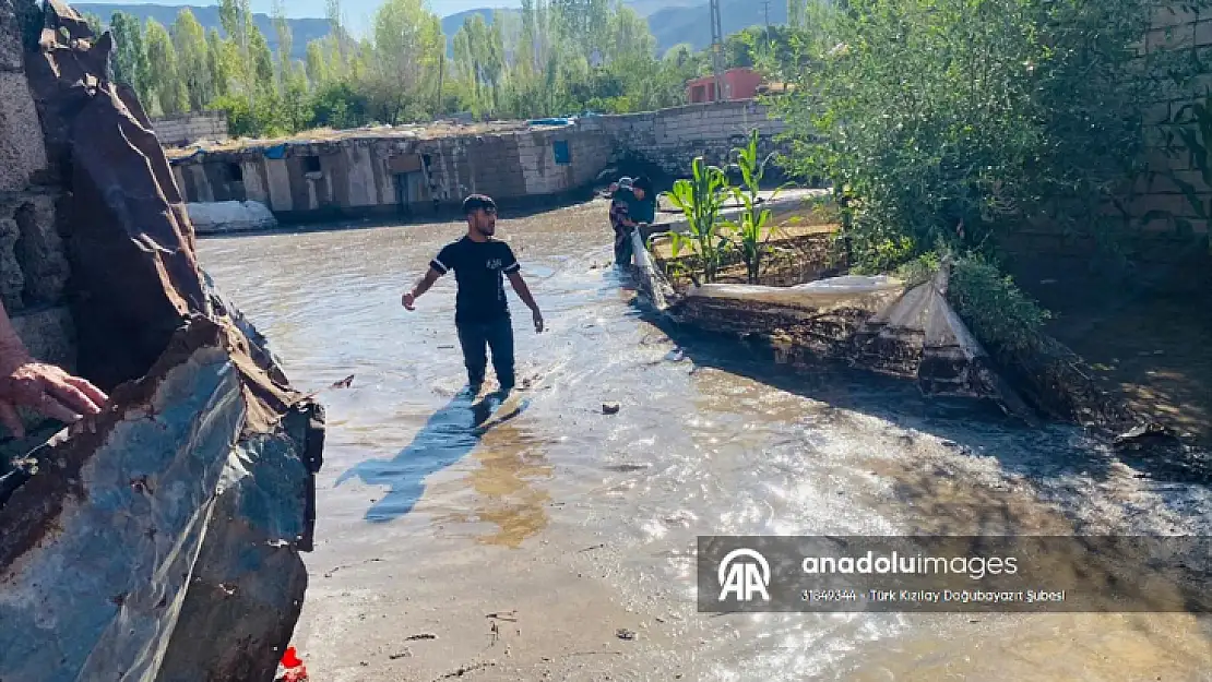 Ağrı'da meydana gelen sel nedeniyle kapanan Türkiye-İran kara yolu açıldı