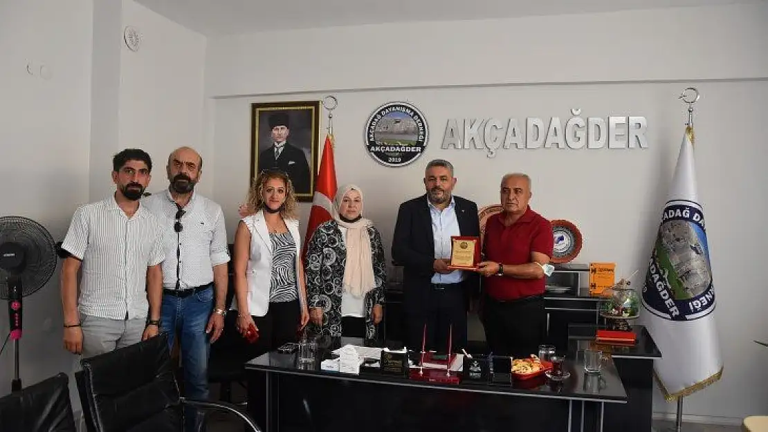 Akçadağder'den Başkan Sadıkoğlu'na plaket