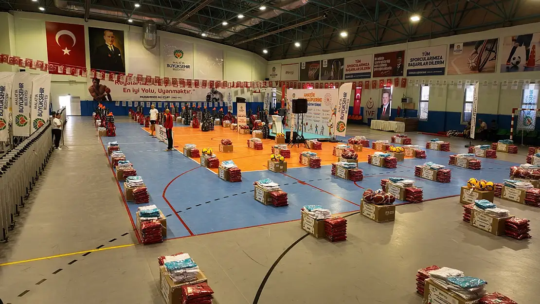 Amatör Spor Kulüplerine 10 Milyon TL Değerinde Spor Malzemesi Desteği