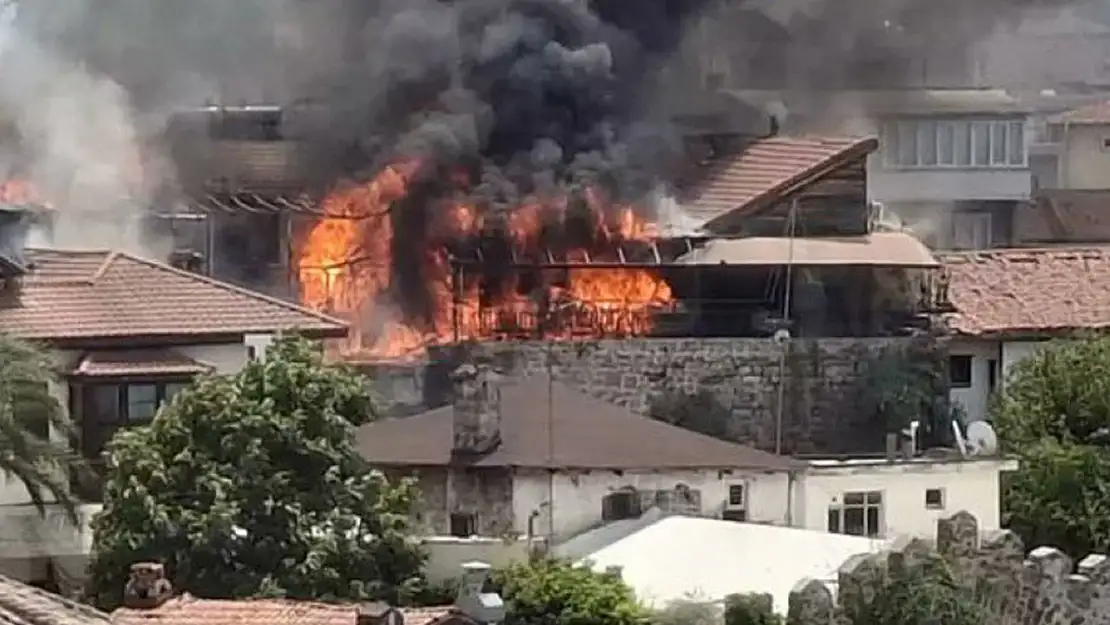 Antalya'da biri otel, 3 iş yeri alevlere teslim oldu