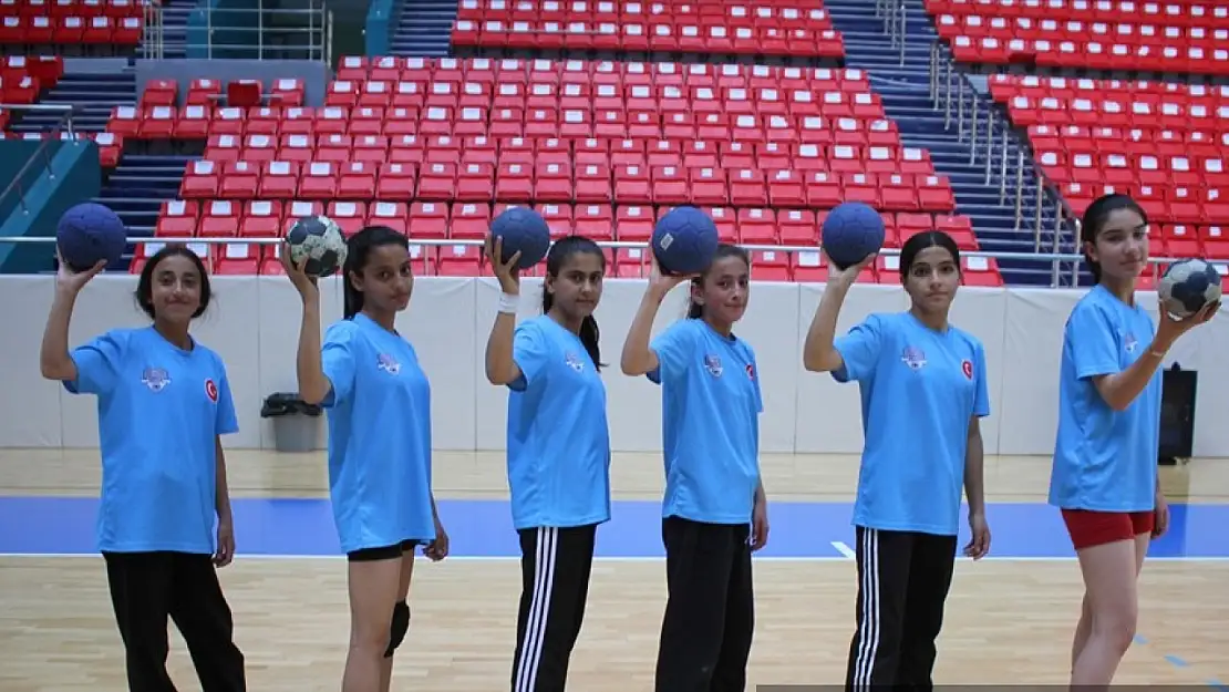 Antrenör polislerin yetiştirdiği genç sporcular, şampiyonlara hazırlanıyor