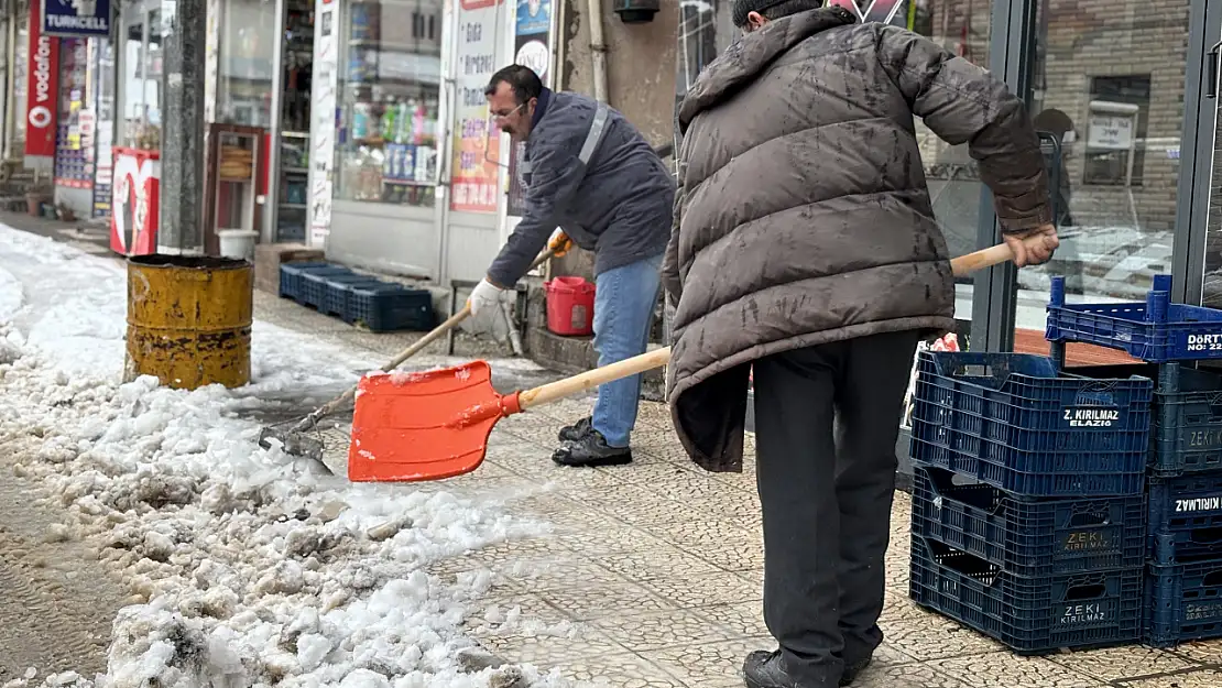 Arapgir Belediyesi, kar temizleme çalışmalarına  devam ediyor