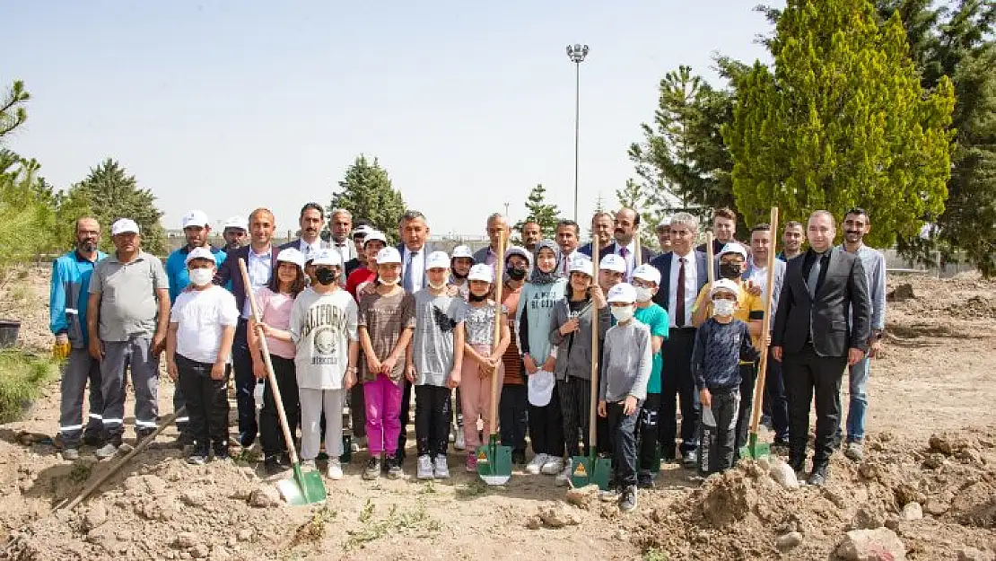 Arıtma Tesisi Alanına 300 Fidan Dikildi