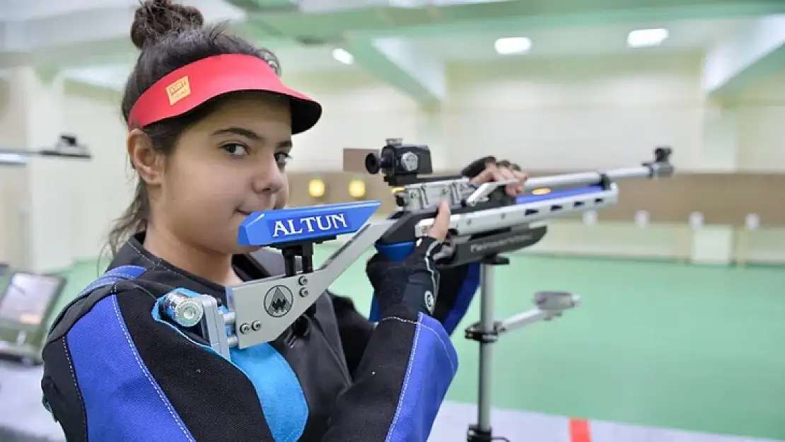 Atıcılıkta 17 Türkiye rekoru sahibi Berfin, dünya şampiyonluğu hedefiyle çalışıyor