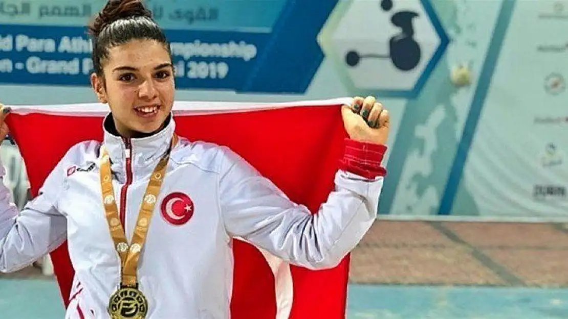 Bakan Kasapoğlu, Dünya Şampiyonu Esra Bayrak'ı Kutladı