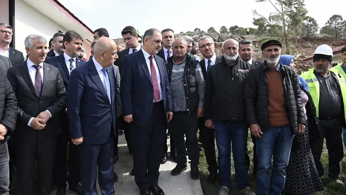 Bakan Özhaseki şehit ailesini yeni konutlarında ziyaret etti