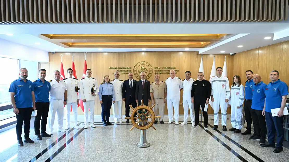 Bakan Uraloğlu Dünya Denizciler Gününde Denizcilerle Bir Araya Geldi