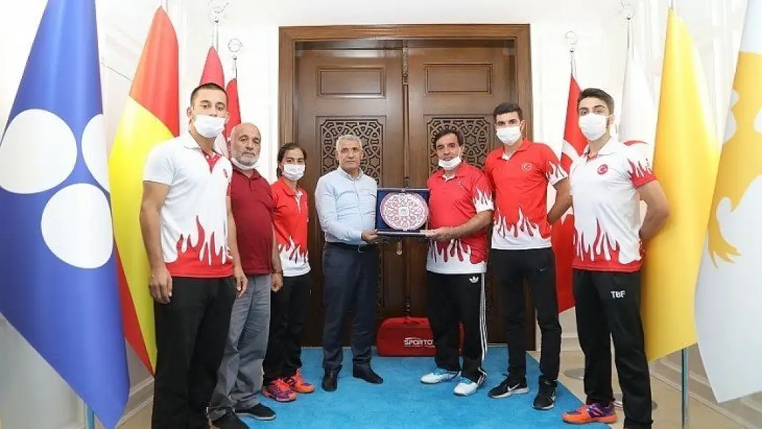 Başarılı Badmintonculardan Başkan Güder'e Ziyaret