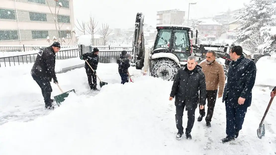 Başkan Çınar, Cadde Ve Sokaklardaki Kar Temizleme Çalışmalarını Yakından Takip Ediyor