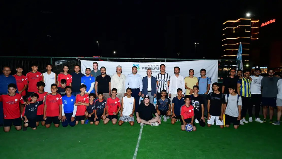 Başkan Çınar Gençlerle Voleybol Oynadı, Ayak Tenisi Turnuvasının Ödüllerini Dağıttı