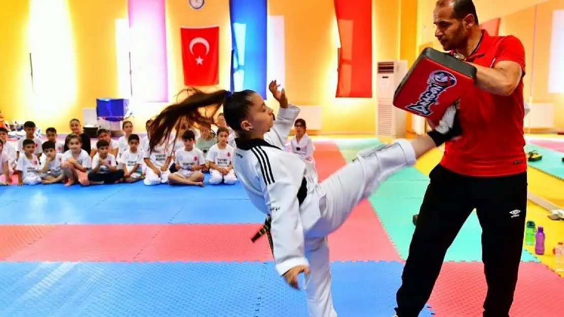 Başkan Çınar, Yakınca Yaşam Ve Spor Merkezinde Ki Sportif Kursları Ziyaret Etti