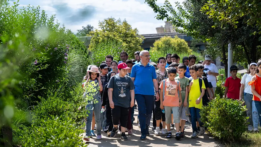 Başkan Er ve Yaz Okulu Öğrencileri Doğa Yürüyüşüne Katıldı