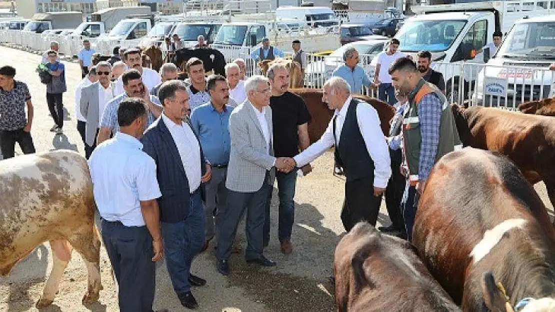 Başkan Güder, Canlı Hayvan Pazarı'nda Vatandaşlarla Bir Araya Geldi