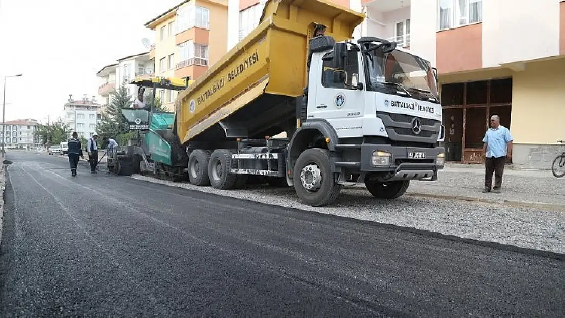 Başkan Güder, İskender Mahallesi'nde Yapılan Sıcak Asfalt Çalışmalarını Yerinde İnceledi