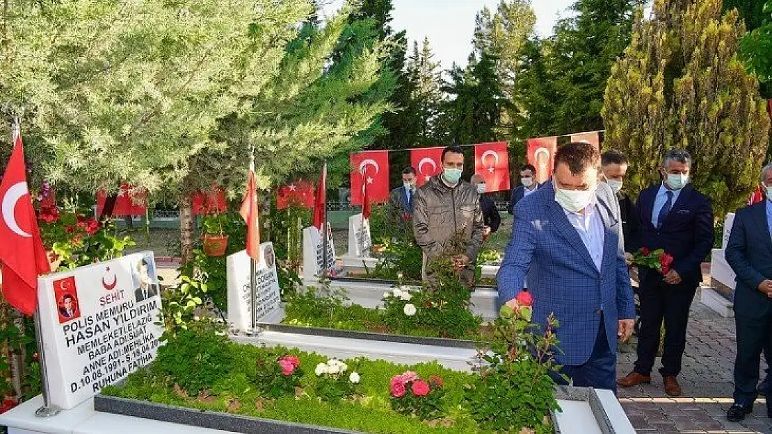 Başkan Gürkan, Bayramın İlk Gününde Şehitlik'i Ziyaret Etti