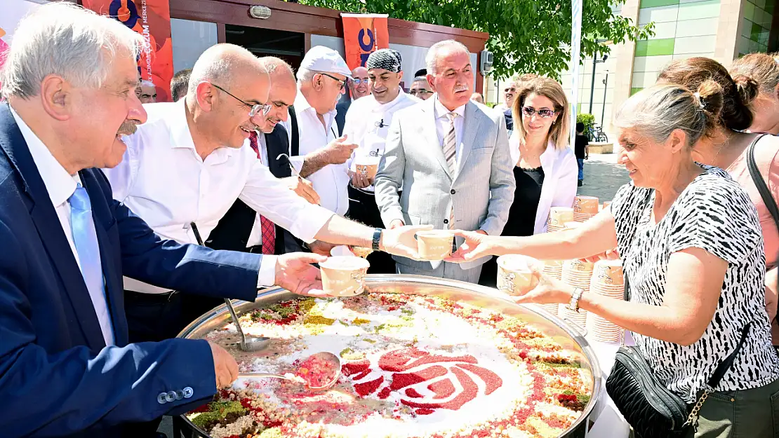 Başkan Sami Er Aşure Dağıtım Programı'nda Vatandaşlarla Bir Araya Geldi